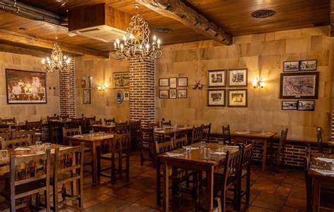 Interior elegante de La Pequeña Taberna con detalles de madera