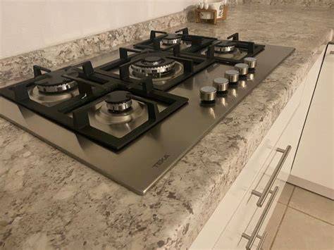 Parrilla empotrada Whirlpool en una cocina moderna
