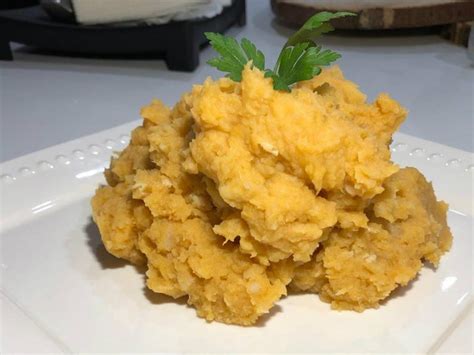 Plato de fufú de plátano con chicharrones recién preparado