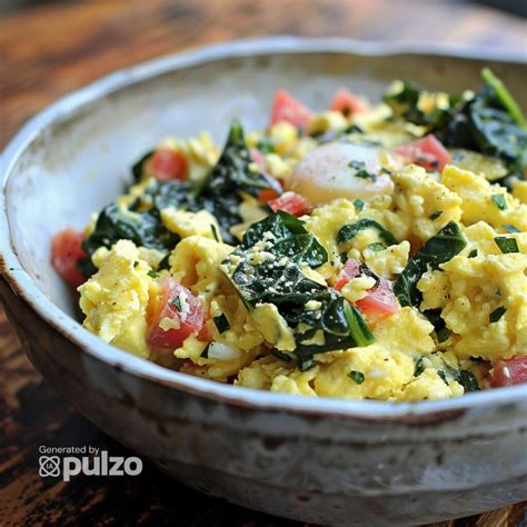 Ingredientes frescos sobre una mesa de cocina: acelgas, huevos y queso
