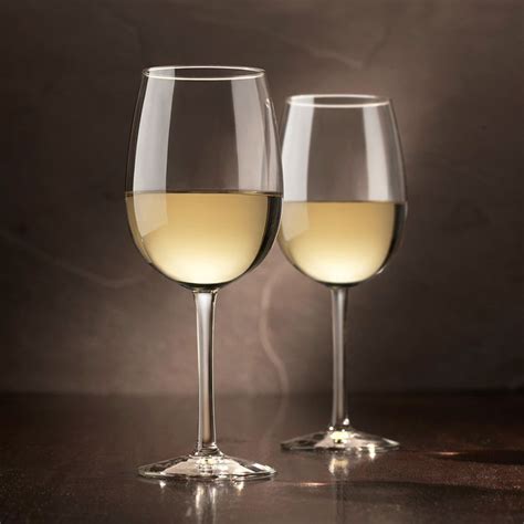 Copa de vino blanco para maridar alcachofas