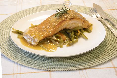 Plato de salmón sous-vide con guarnición y salsa