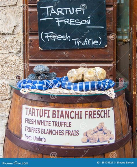 Trufas blancas y negras frescas