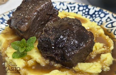Carrilleras de cerdo en salsa con puré de patatas