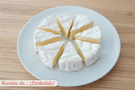 Queso Camembert cortado en porciones