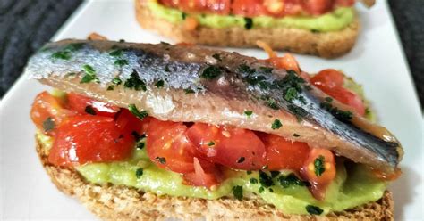 Tostada de pan con tomate y sardinas