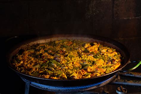 Paella valenciana en proceso de cocción