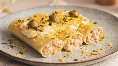 Canelones de atún recién horneados en una bandeja