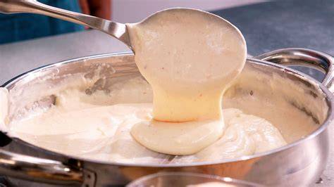 Salsa bechamel cremosa en un cazo