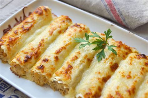Canelones rellenos y enrollados en una bandeja