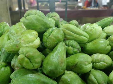 Chayote fresco mostrando su característica forma de pera y piel rugosa