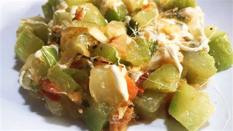 Plato preparado con chayote salteado y especias frescas