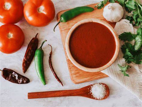 Ingredientes frescos para la salsa roja: tomates, chiles y especias