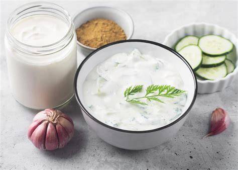 Raita de yogur con aceitunas y cebollino