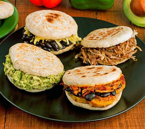 Variedad de arepas de diferentes colores y rellenos saludables