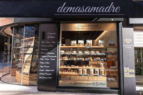 Fachada de Demasamadre Bakery & Café en Oviedo