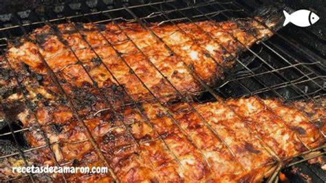 merluza entera a la parrilla sobre brasas
