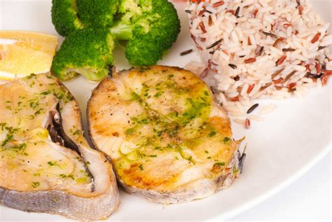 rodajas de merluza servidas con guarnición de arroz
