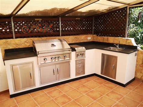 Cocina de diseño exterior con barbacoa profesional e isla