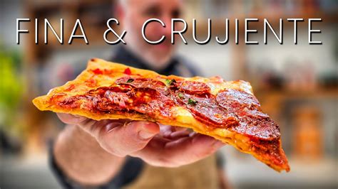 Masa de pizza fina y crujiente recién horneada