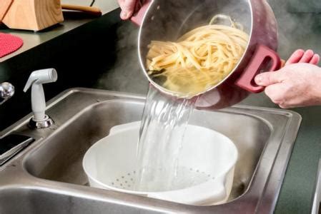 Escurrir la pasta con un colador