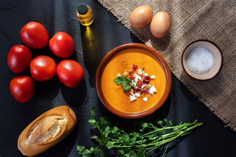 Ingredientes para salmorejo: tomates, pan, ajo, aceite de oliva