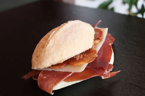 Montadito de salmorejo, jamón y huevo