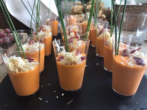 Vasitos de patata rellenos de salmorejo