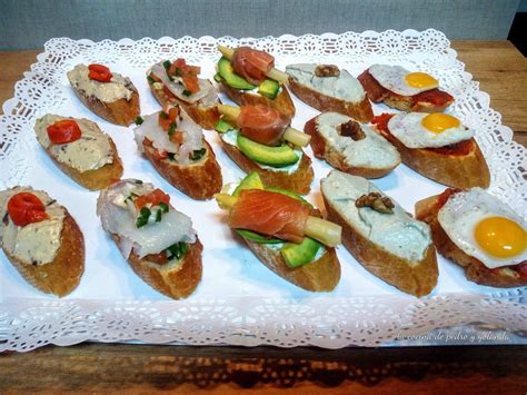 Variedad de canapés y montaditos con salmorejo