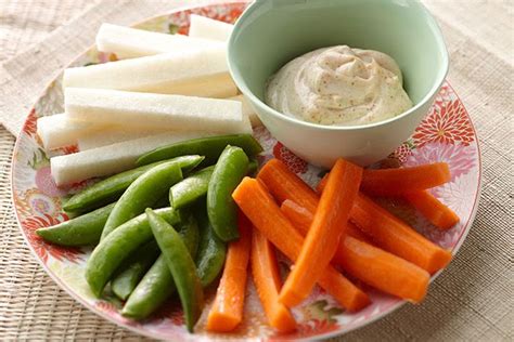 Plato de vegetales cortados en bastones con dip de mayonesa