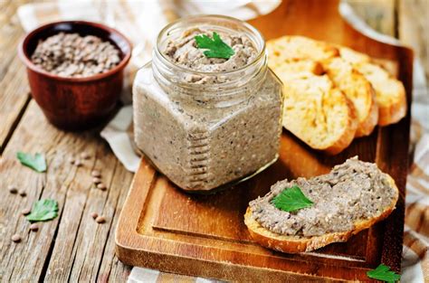 variedad de patés vegetales en recipientes decorativos
