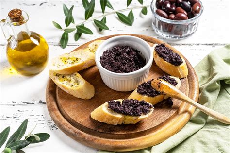 paté de alubias negras servido con pan tostado
