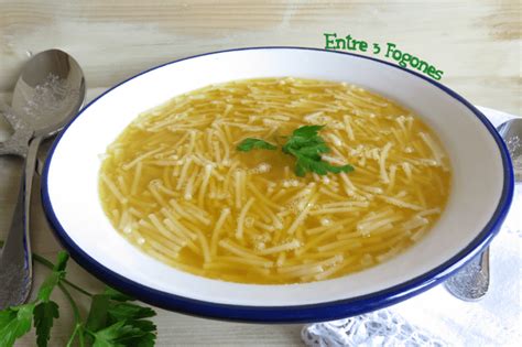 Sopa de fideos con caldo de cocido