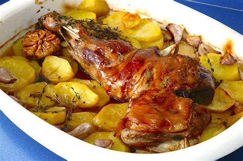 plato terminado de paletilla de cordero con patatas