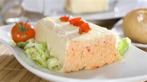 Molde con pastel de pescado en el microondas