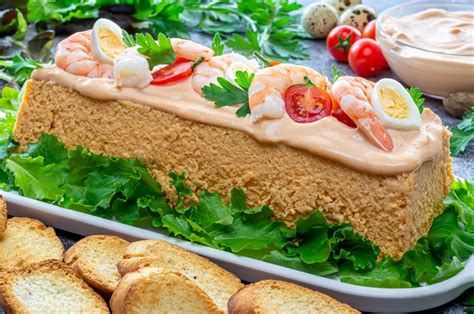 Pastel de merluza y gambas decorado con mayonesa