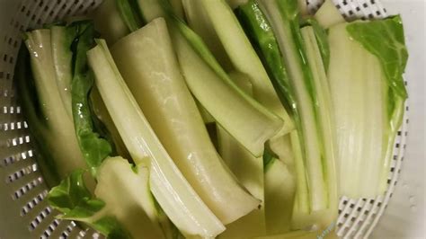 Pencas de acelga limpias y listas para cocinar