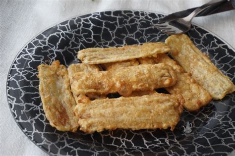 Pencas de acelga rebozadas servidas en un plato