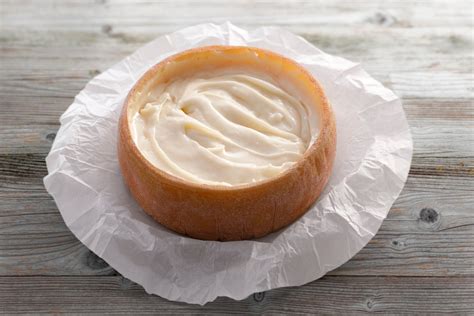 Torta del Casar cortada, mostrando su interior cremoso