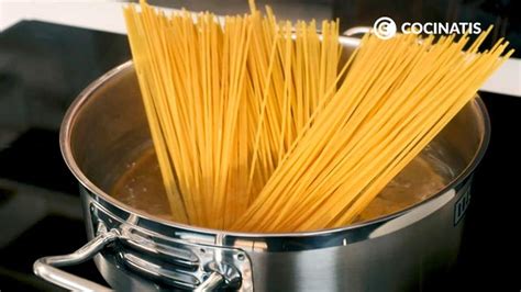 Espaguetis cocinándose