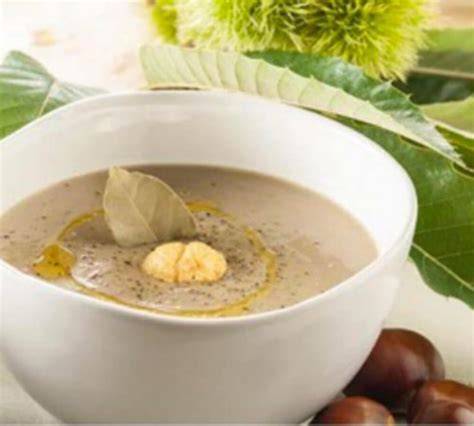 tazón de crema de lentejas y castañas decorada