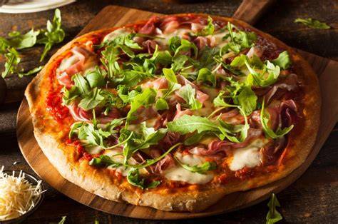 Pizza de jamón serrano y tomate natural lista para hornear