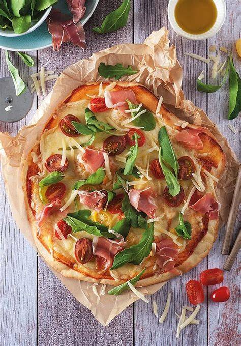 Ingredientes para pizza de jamón serrano: tomate, queso, jamón serrano, aceitunas