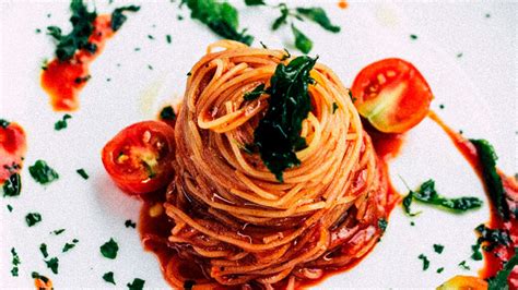 Emplatado de cerdo con pasta y endibias