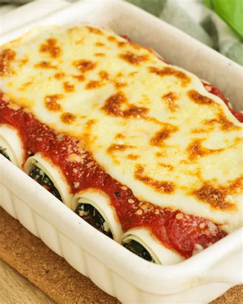Plato de canelones de acelga gratinados en una fuente para horno