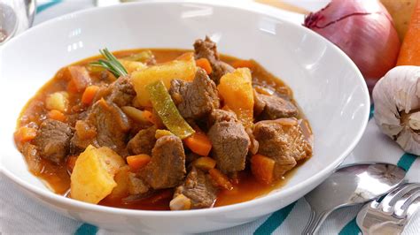 Plato de carne guisada con patatas
