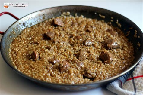Arroz de carne guisada en paella