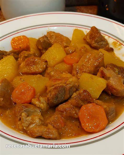 Variedad de platos con carne guisada sobrante