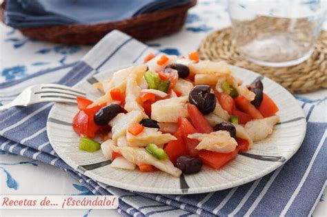 Plato tradicional de esqueixada de bacalao