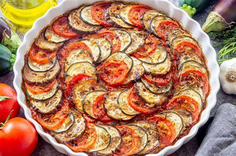 Ratatouille recién horneada y lista para servir